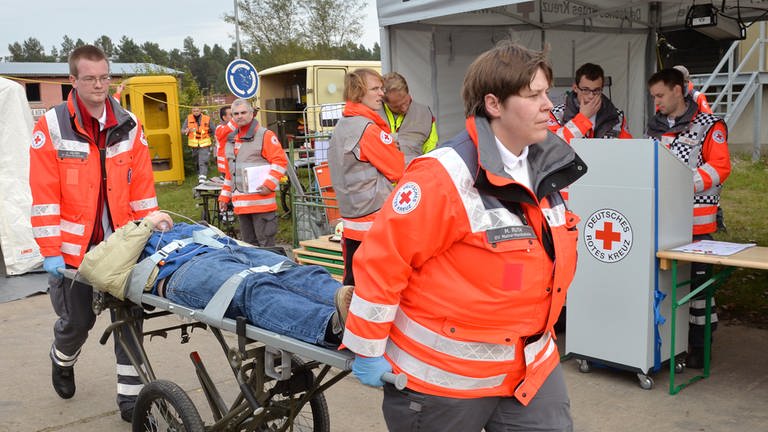 Rettungssanitäter bei Notfallübung