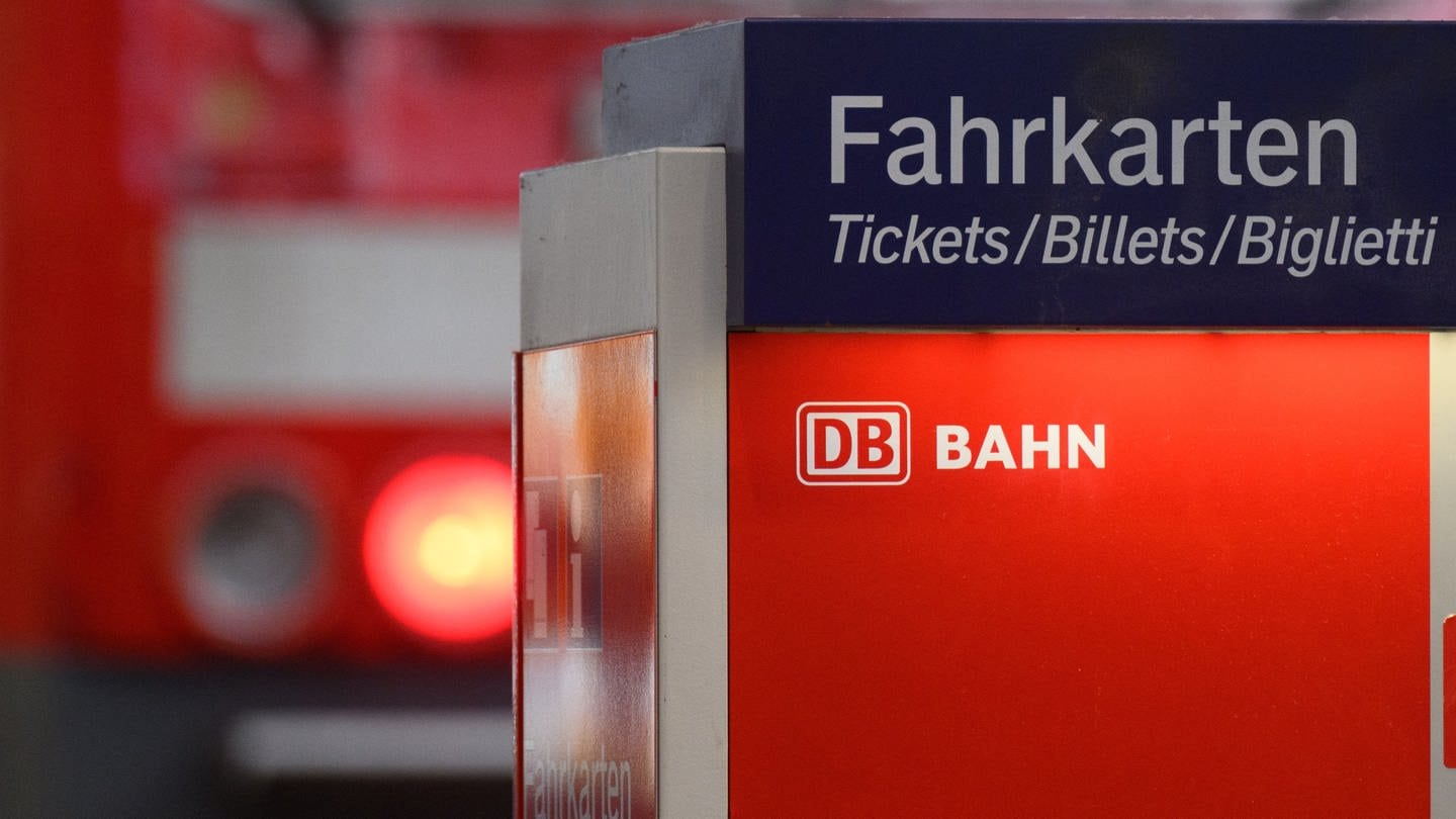 Das 9-Euro-Ticket gibt es nicht mehr. Ab 1. September wird Bus und Bahnfahren wieder teurer und umständlicher. (Foto: picture-alliance / Reportdienste, picture alliance/dpa | Robert Michael)