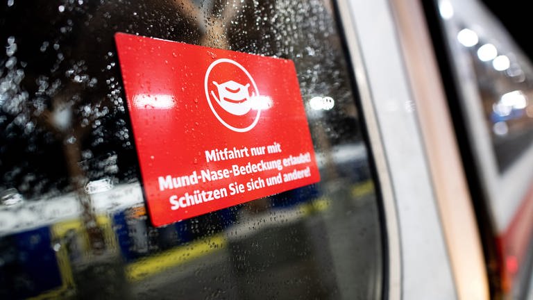 In Zügen der Deutschen Bahn müssen weiterhin Masken getragen werden (Foto: dpa Bildfunk, picture alliance/dpa | Hauke-Christian Dittrich)