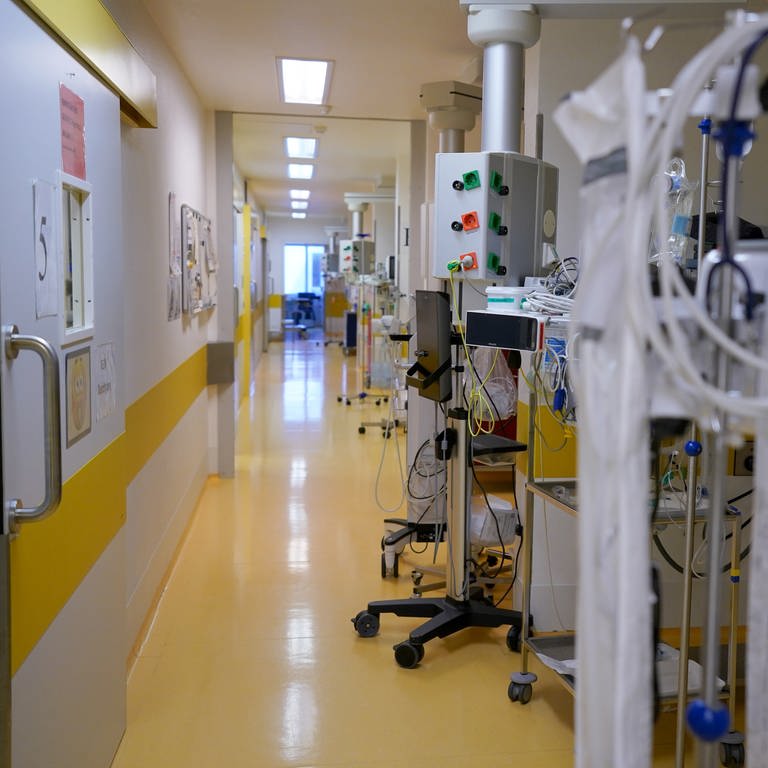 Ein Blick in ein Krankenhaus: Die Kosten steigen, die Einnahmen fehlen (Foto: dpa Bildfunk, picture alliance/dpa | Marcus Brandt)