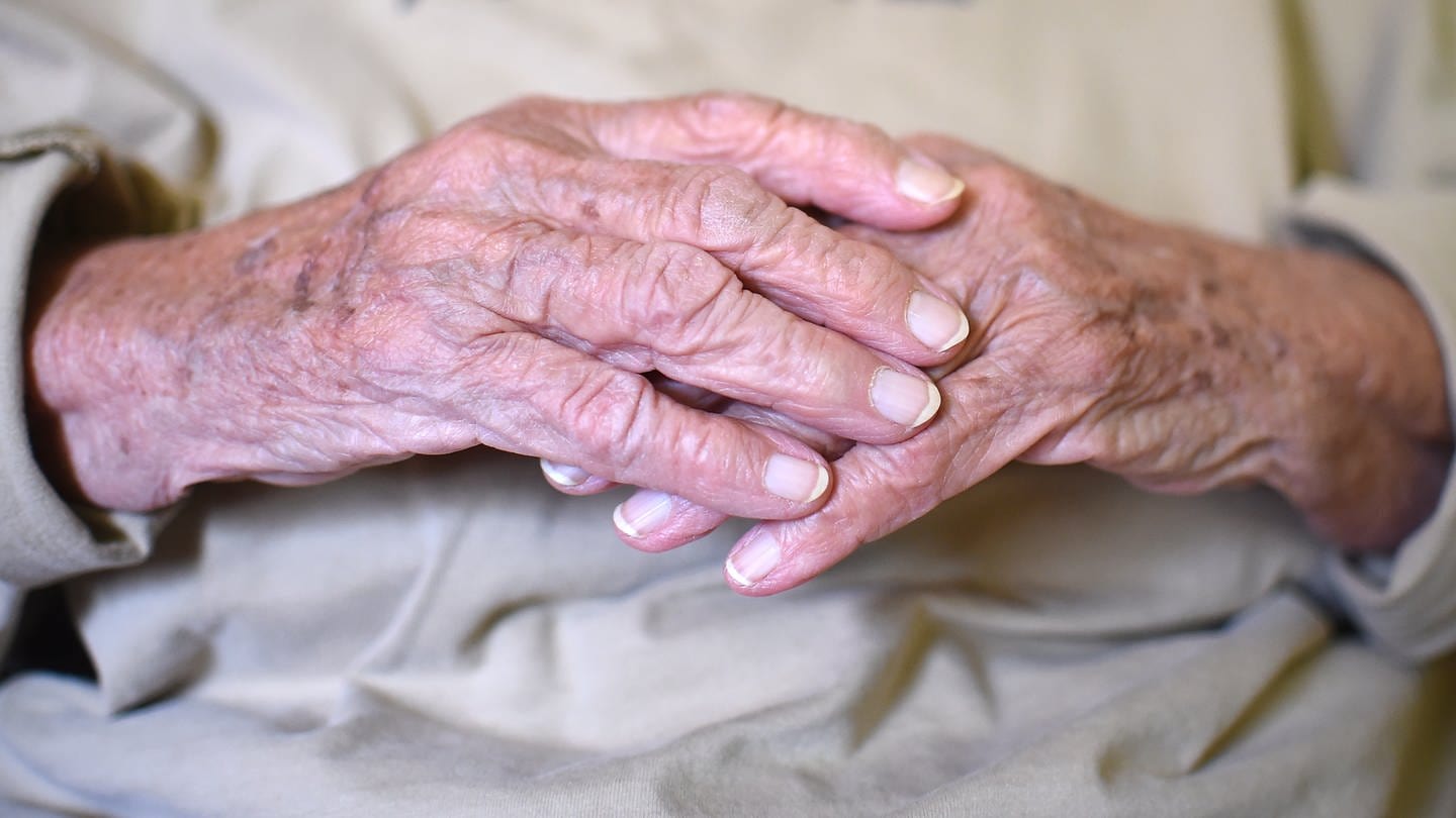 Die Hände einer alten Frau (Foto: dpa Bildfunk, picture alliance / Britta Pedersen/dpa-Zentralbild/dpa | Britta Pedersen)