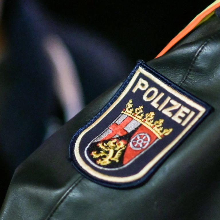 Das Wappen von Rheinland-Pfalz auf der Uniform eines Polizisten