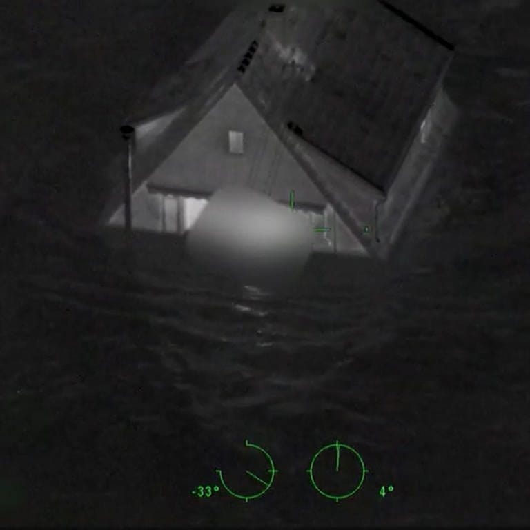 Ein Haus inmitten der Wassermassen, die in der Nacht des 14. Juli das Ahrtal überflutet haben. In einem Stockwerk brennt noch Licht. Das Innenministerium hat die Aufnahmen, die ein Polizeihubschrauber aufgenommen hatte, nun erstmals veröffentlicht.