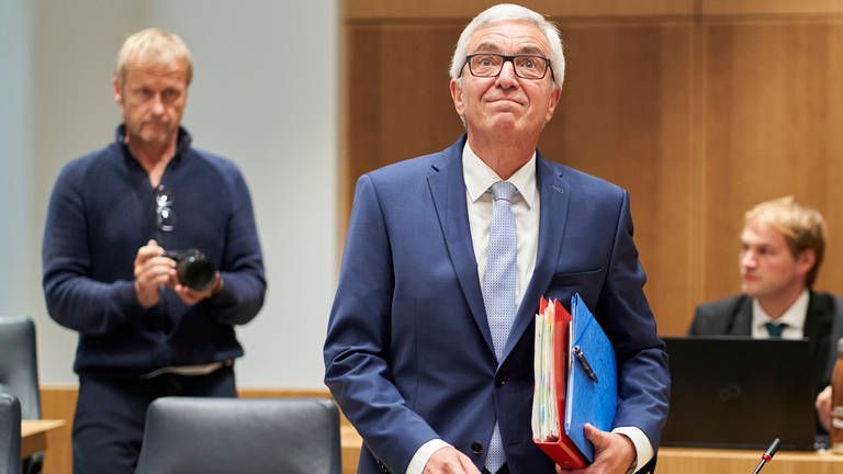 Der Innenminister des Landes Rheinland-Pfalz Roger Lewentz (SPD) kommt zum zweiten Mal als Zeuge zum Untersuchungsausschuss des Landtags zur Flutkatastrophe im Ahrtal.