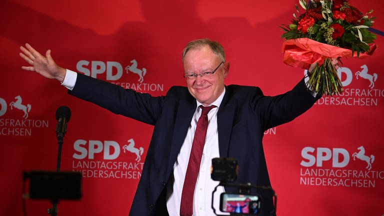 Stephan Weil (SPD), Ministerpräsident Niedersachsen, jubelt nach den ersten Hochrechnungen zur Landtagswahl in Niedersachsen