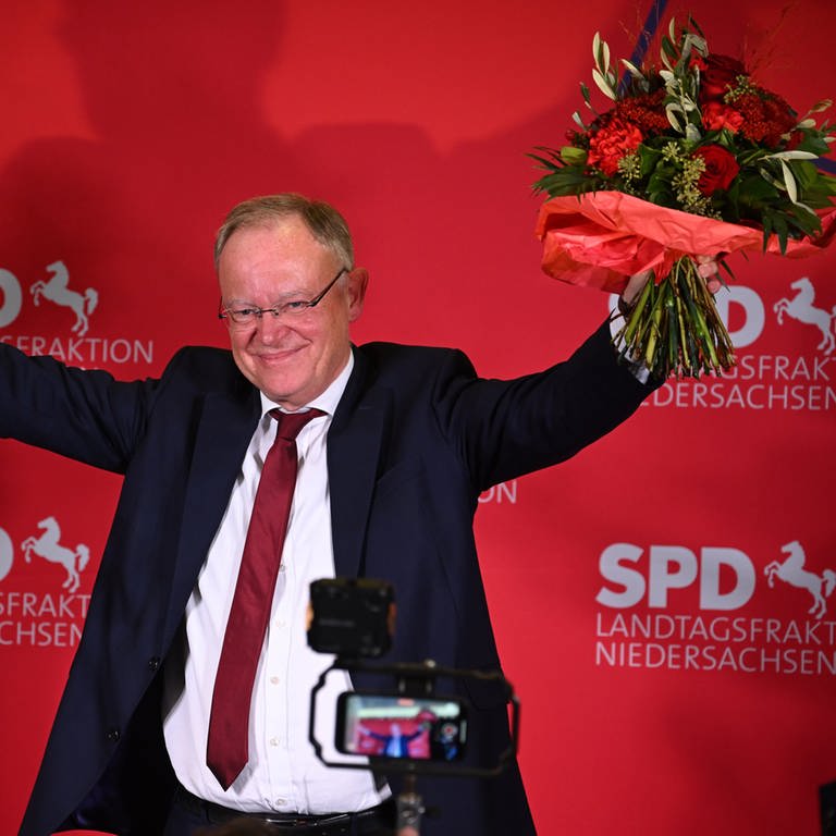 Stephan Weil (SPD), Ministerpräsident Niedersachsen, jubelt nach den ersten Hochrechnungen zur Landtagswahl in Niedersachsen (Foto: dpa Bildfunk, Picture Alliance)