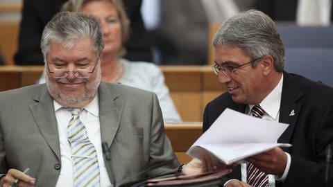 Der Ministerpräsident und sein Innenminister 2011: Kurt Beck (l.) und Roger Lewentz im Landtag