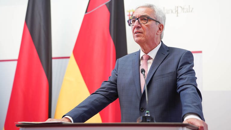 Roger Lewentz verkündet seinen Rücktritt als Innenminister von Rheinland-Pfalz (Foto: dpa Bildfunk, picture alliance/dpa | Frank Rumpenhorst)