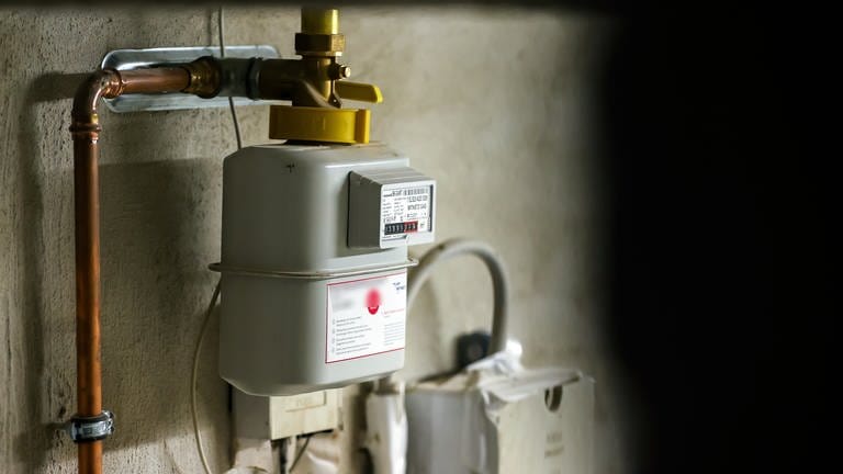Ein Gaszähler hängt im Keller eines Einfamilienhauses. (Foto: dpa Bildfunk, Picture Alliance)