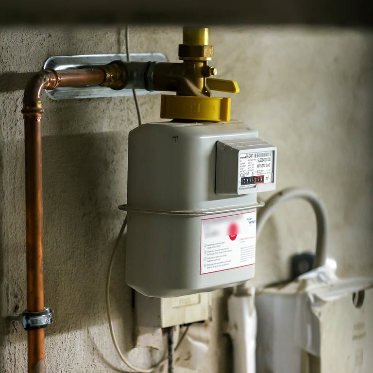 Ein Gaszähler hängt im Keller eines Einfamilienhauses. (Foto: dpa Bildfunk, Picture Alliance)