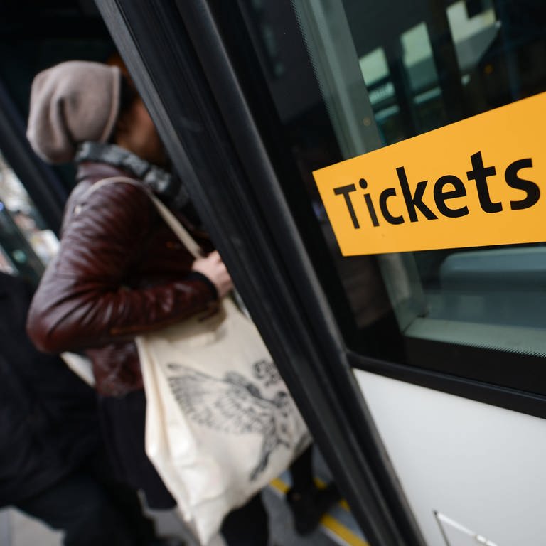 Ein Aufkleber mit der Aufschrift "Tickets" ist an einem Bus angebracht.  (Foto: picture-alliance / Reportdienste, Arne Dedert/dpa)