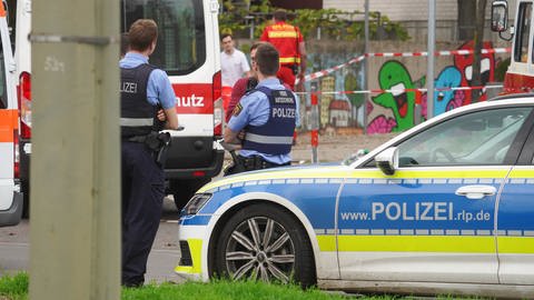 Polizisten an einem der Tatorte in Ludwigshafen (Foto: dpa Bildfunk, picture alliance/dpa | Frank Rumpenhorst)