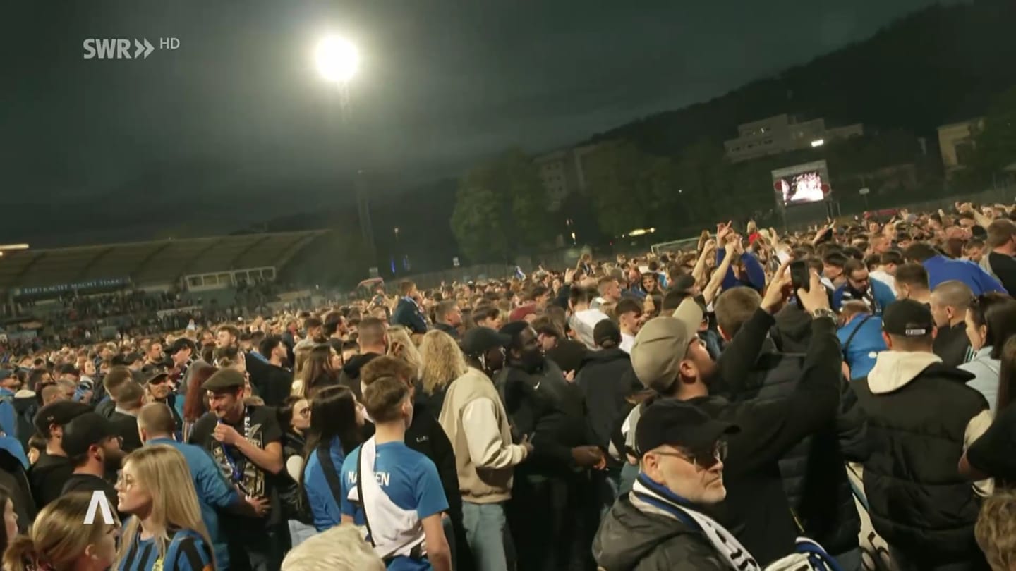 Jubelnde Fans im gestürmten Stadion (Foto: SWR, SWR)