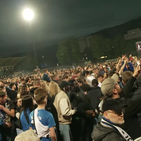 Jubelnde Fans im gestürmten Stadion