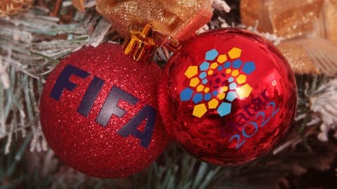 zwei Weihnachtskugeln mit Aufdruck "FIFA" und "Qatar 2022" (Foto: picture-alliance / Reportdienste, Picture Alliance)