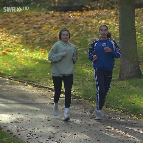 Zwei Joggerinnen im Park (Foto: SWR)