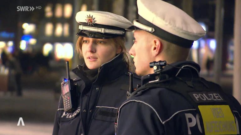 Polizeibeamtin und Polizeibeamter (Foto: SWR)