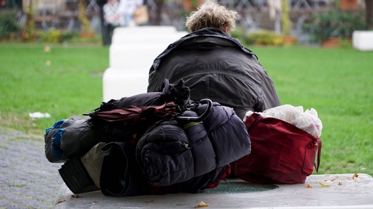 Ein Obdachloser sitzt auf einer Bank (Foto: dpa Bildfunk, Picture Alliance)