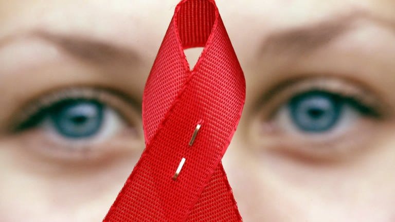 Symbol der Solidarität - die rote AIDS-Schleife (Foto: dpa Bildfunk, picture-alliance / dpa/dpaweb | Patrick_Seeger)