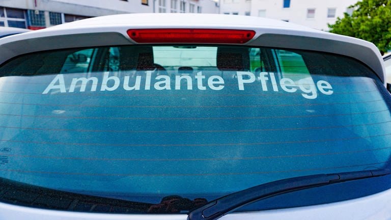 Ambulante Pflege (Foto: picture-alliance / Reportdienste, picture alliance / Fotostand | Fotostand / Freitag)