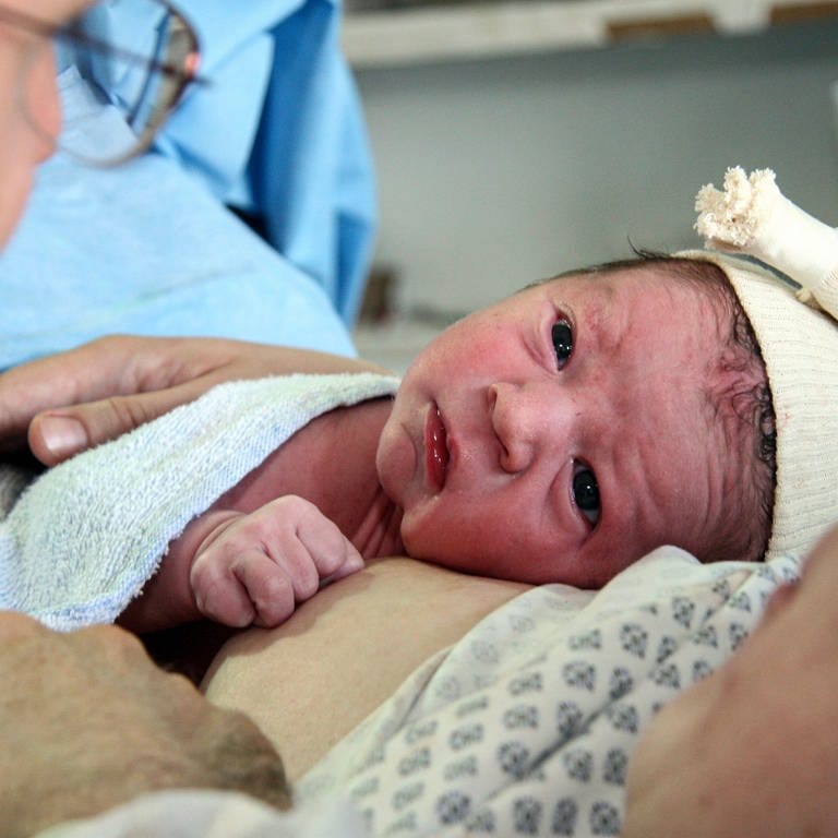 Alarm im Kreißsaal: In Rheinland-Pfalz wurden in den vergangenen Jahren viele Geburtsstationen von Krankenhäusern geschlossen. Für werdende Mütter bedeutet das bei der Geburt lange Fahrtzeiten auf dem Weg in die Klinik. Hebammen kritisieren das.