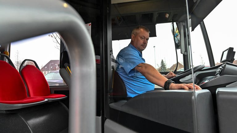 Busfahrer nimmt in seiner Fahrerkabine Platz. (Foto: dpa Bildfunk, picture alliance/dpa/dpa-Zentralbild | Hendrik Schmidt)