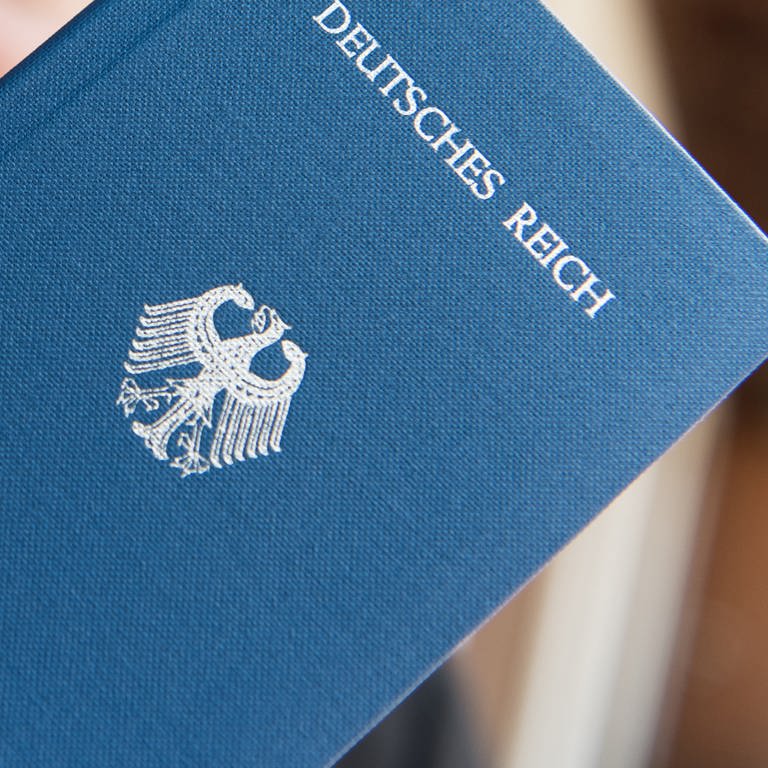 Ein nicht gültiger Pass mit dem Aufdruck "Deutsches Reich". (Foto: dpa Bildfunk, picture alliance / Patrick Seeger/dpa | Patrick Seeger)