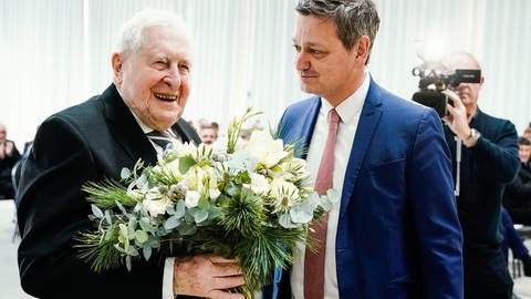 Bernhard Vogel (l., CDU), ehemaliger Ministerpräsident von Rheinland-Pfalz, bekommt Blumen von CDU-Landeschef Christian Baldauf (Foto: picture-alliance / Reportdienste, picture alliance/dpa | Uwe Anspach)