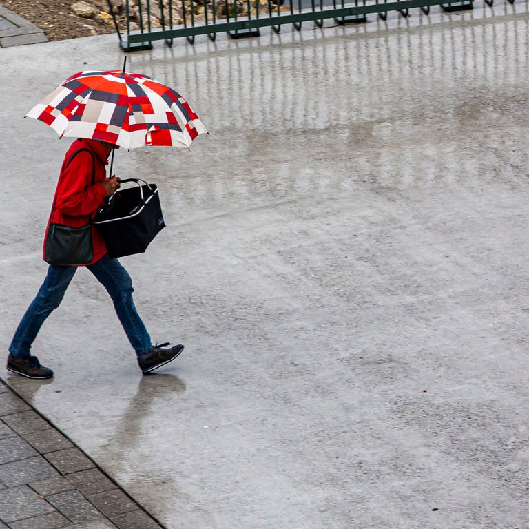 Menschen gehen mit einem Regenschirm bei Regen. (Foto: picture-alliance / Reportdienste, picture alliance / Goldmann | Goldmann)