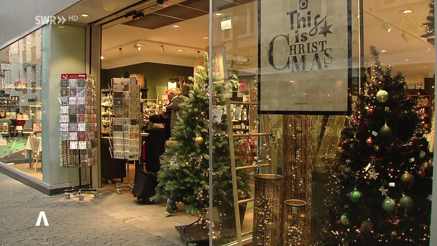 ein weihnachtlich geschmückter Ladeneingang (Foto: SWR)