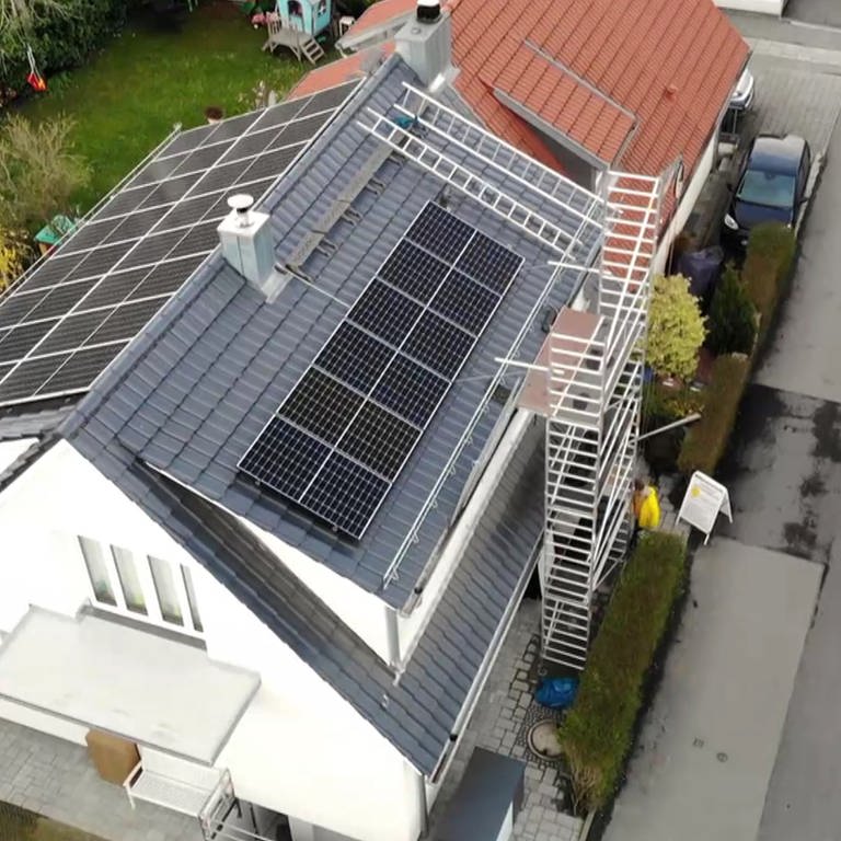 Hausdach mit Photovoltaikanlagen von Oben (Foto: SWR)