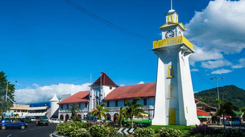 Diese Uhr in Apia auf Upolu, einer der beiden Hauptinseln Samoas, zeigt so ungefähr 15:22 Uhr an. Dauert also noch ein bisschen bis zum Tageswechsel. In diesem Jahr aber, ohne einen Tag auszulassen. (Foto: picture-alliance / Reportdienste, Picture Alliance)