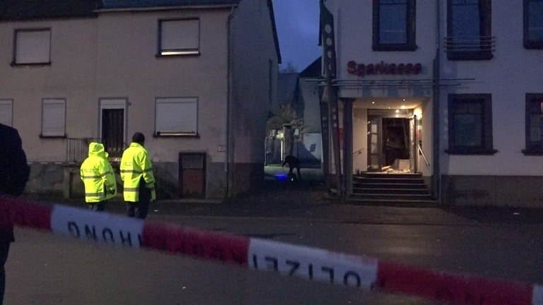 Polizeiliches Absperrband vor dem gesprengten Geldautomaten in Lutzerath (Foto: SWR, Winkler TV)