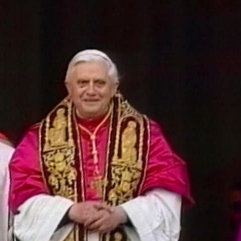Ratzinger nach seiner Wahl zum Papst