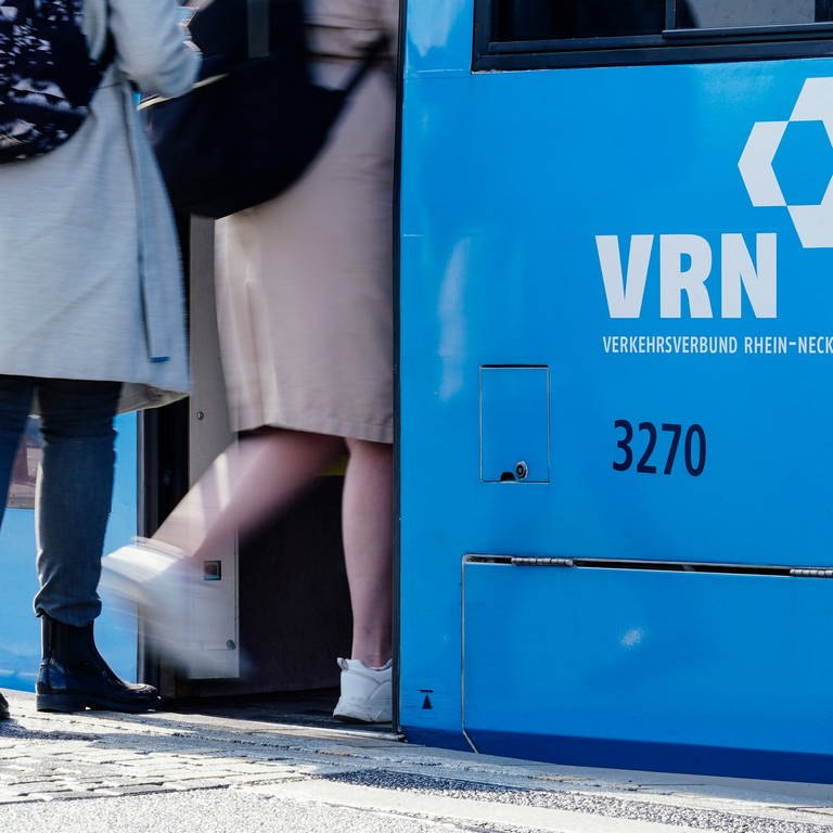 Fahrgäste steigen in VRN-Straßenbahn