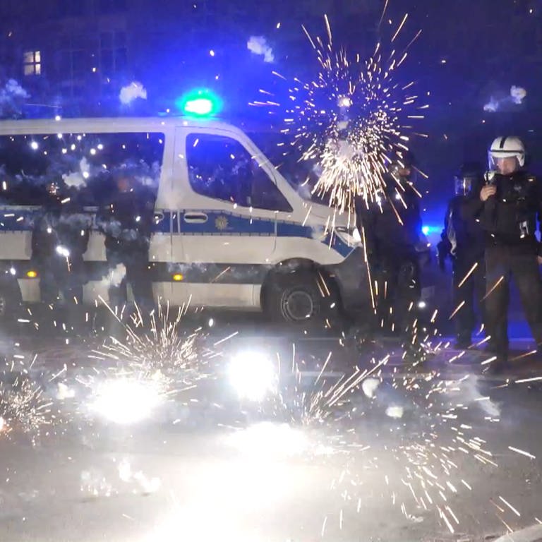 Einsätzekräfte werden in der Silvesternacht in Berlin angegriffen (Foto: picture-alliance / Reportdienste, picture alliance/dpa/TNN | Julius-Christian Schreiner)