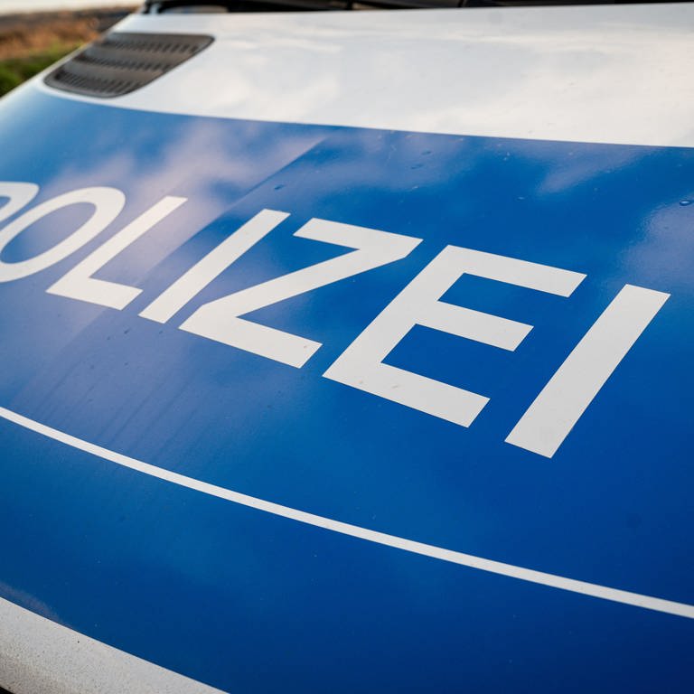 Symbolbild Polizei - Logo der Polizei eines Einsatzfahrzeugs (Foto: picture-alliance / Reportdienste, Picture Alliance)
