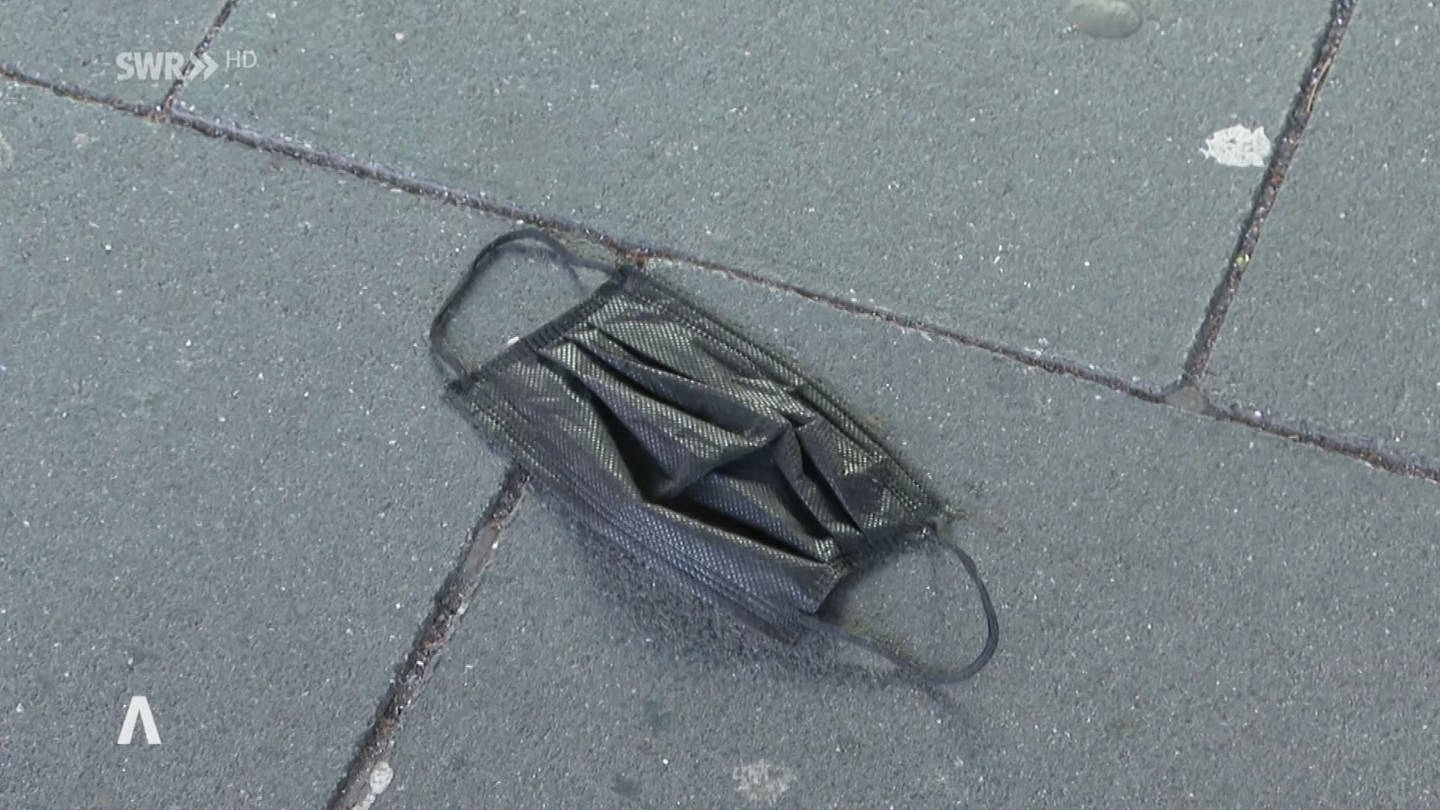 eine am Boden liegende Gesichtsmaske als Symbol des Wegfalls der Maskenpflich (Foto: SWR)