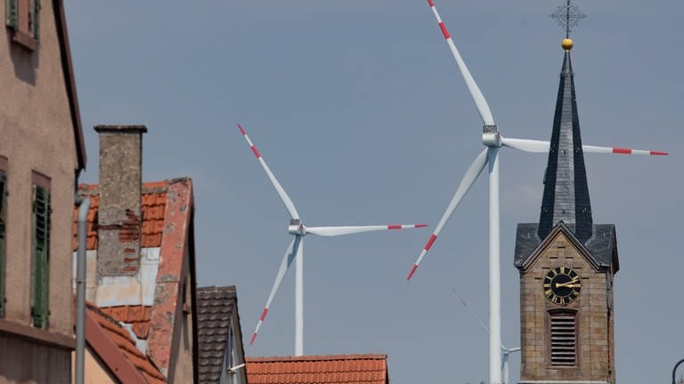 Große Windräder dürfen in Rheinland-Pfalz künftig näher an Wohnsiedlungen gebaut werden (Foto: picture-alliance / Reportdienste, picture alliance/dpa | Boris Roessler)