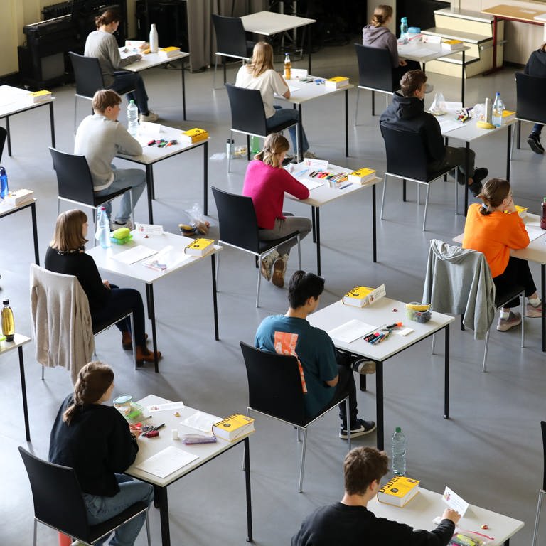 Schülerinnen und Schüler bei den Abiturprüfungen in einer Aula. (Foto: dpa Bildfunk, picture alliance/dpa | Bernd Wüstneck)