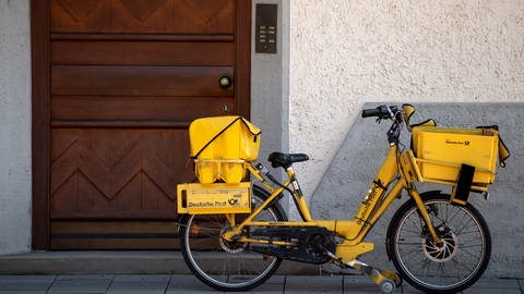 Ein Fahrrad der Deutschen Post vor einem Haus (Foto: dpa Bildfunk, picture alliance/dpa | Sven Hoppe)