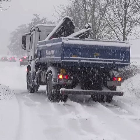 LKW auf schneebedeckter Straße (Foto: SWR)