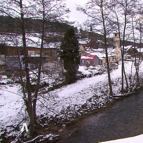 Ein Bach durchquert ein verschneites Dorf (Foto: SWR, SWR)
