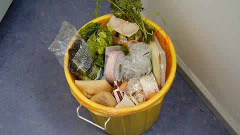 Lebensmittel in einer gelben Mülltonne  (Foto: dpa Bildfunk, picture alliance / photothek |Thomas Trutschel)