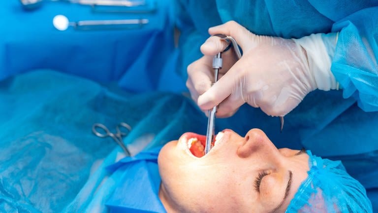 Eine Frau wird beim Zahnarzt behandelt