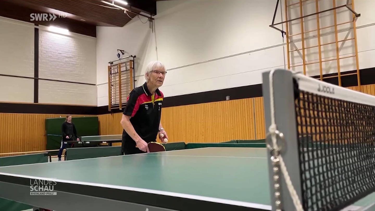 Ältere Dame spielt Tischtennis (Foto: SWR)
