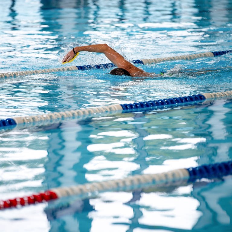 Ein Schwimmer im Hallenbad. In RLP erhöhen erste Bäder nach der Energiekrise wieder die Wassertemperatur. (Foto: dpa Bildfunk, picture alliance/dpa | Sina Schuldt)