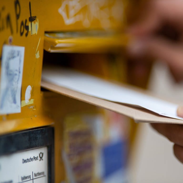 Ein Mann wirft Briefe in einen Briefkasten.  (Foto: dpa Bildfunk, picture alliance/dpa/dpa-Zentralbild | Fernando Gutierrez-Juarez)