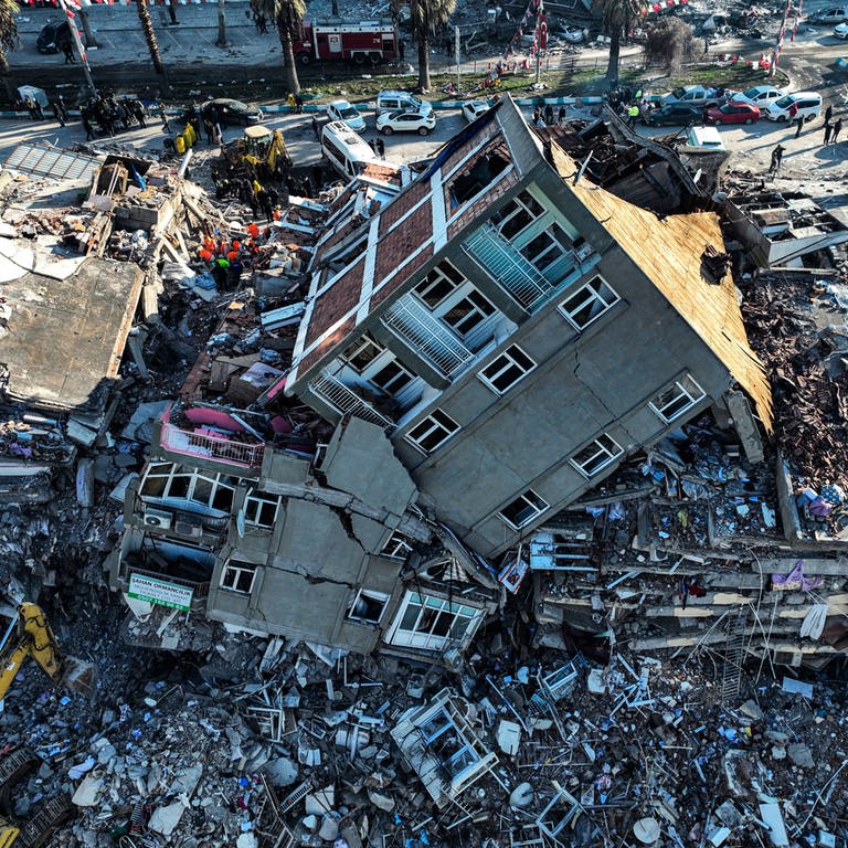 Im Erdbebengebiet in der Türkei und in Syrien sind viele Häuser nur noch Schutt und Asche. Helfer, auch aus RLP, suchen fieberhaft nach Überlebenden unter den Trümmern. (Foto: dpa Bildfunk, Picture Alliance)
