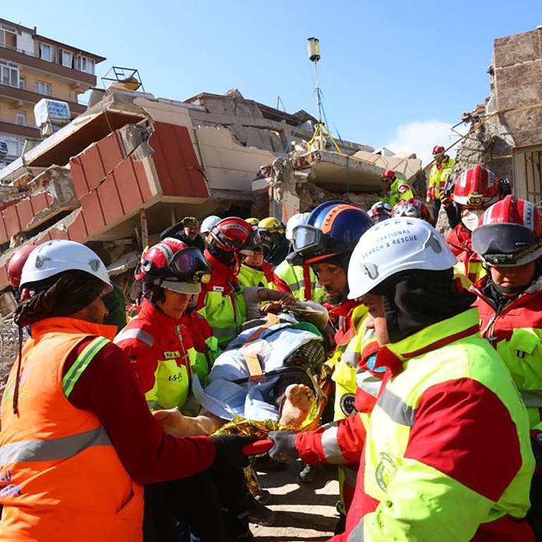 verschüttete Frau in türkischem Erdbebengebiet gerettet (Foto: dpa Bildfunk, picture alliance/dpa/I.S.A.R. Germany)